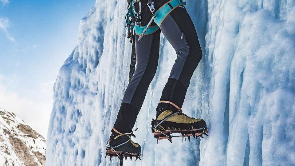 hanging off ice wall using hybrid crampon 